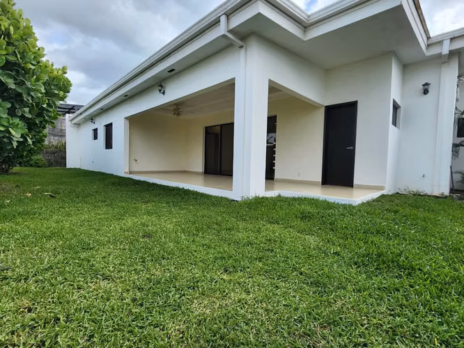  Casa de una planta en renta en Residencial Sierritas de Santo Domingo, Managua – US$ 1,500 - Imagen 2