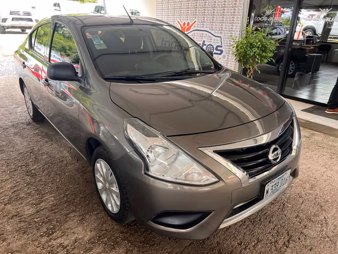 NISSAN VERSA AÑO 2022