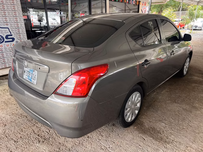 NISSAN VERSA AÑO 2022