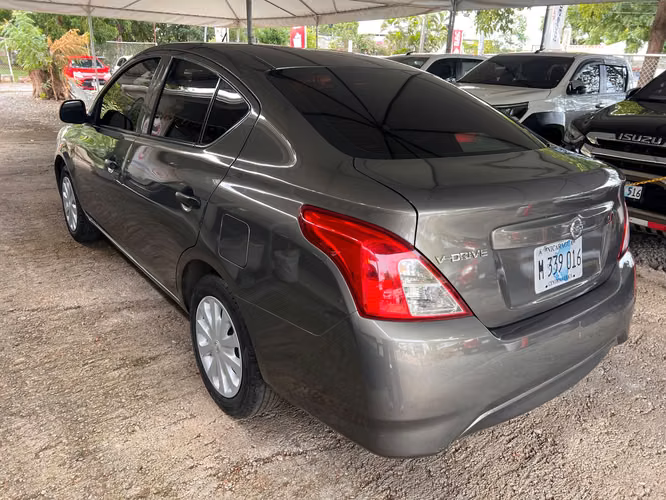 NISSAN VERSA AÑO 2022