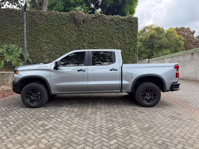 CHEVROLET SILVERADO ZR2 - 2023 - Imagen 3