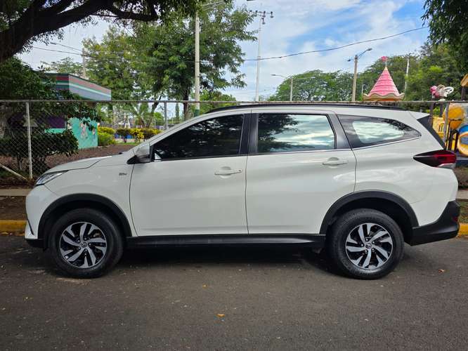 VENDO TOYOTA RUSH INTERMEDIA !ÚNICO DUEÑO¡ TODOS SUS MANTENIMIENTOS EN CASA COMERCIAL. - Imagen 3