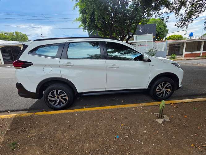VENDO TOYOTA RUSH INTERMEDIA !ÚNICO DUEÑO¡ TODOS SUS MANTENIMIENTOS EN CASA COMERCIAL. - Imagen 5