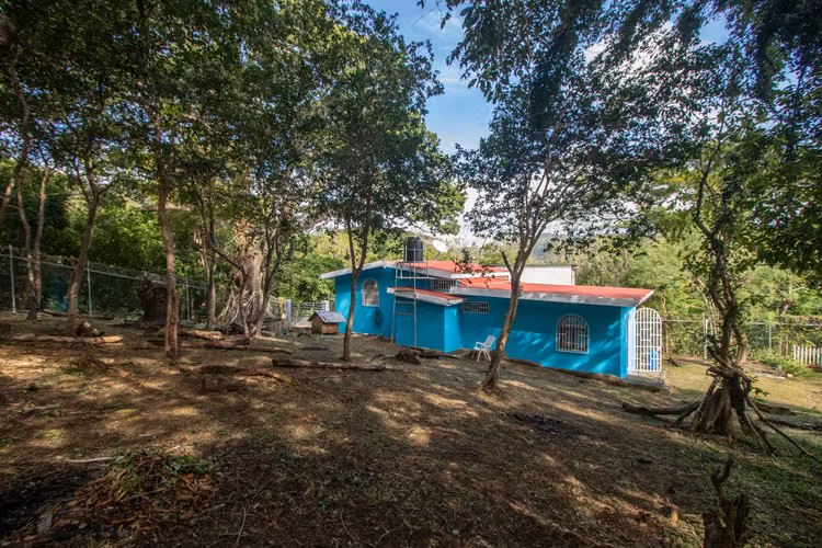 Cozy Two Bedroom Home on .75 Acres, Steps from Playa Pe a Rota - Imagen 7