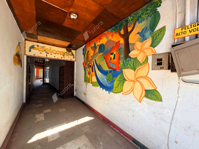 Prime Downtown Le n Property with Room for Your Next Big Venture - Imagen 7