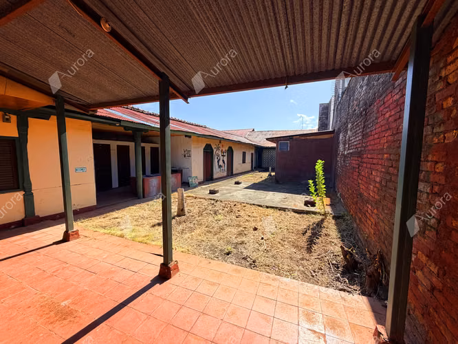 Prime Downtown Le n Property with Room for Your Next Big Venture - Imagen 2