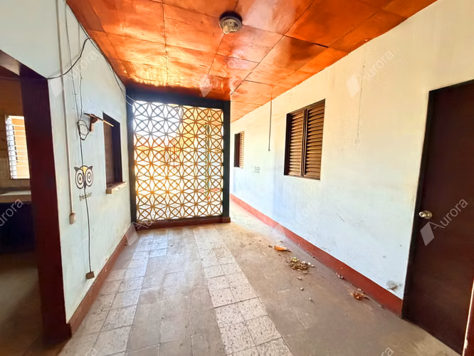 Prime Downtown Le n Property with Room for Your Next Big Venture - Imagen 6