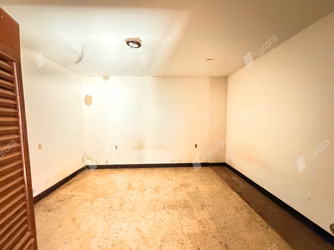 Prime Downtown Le n Property with Room for Your Next Big Venture - Imagen 10