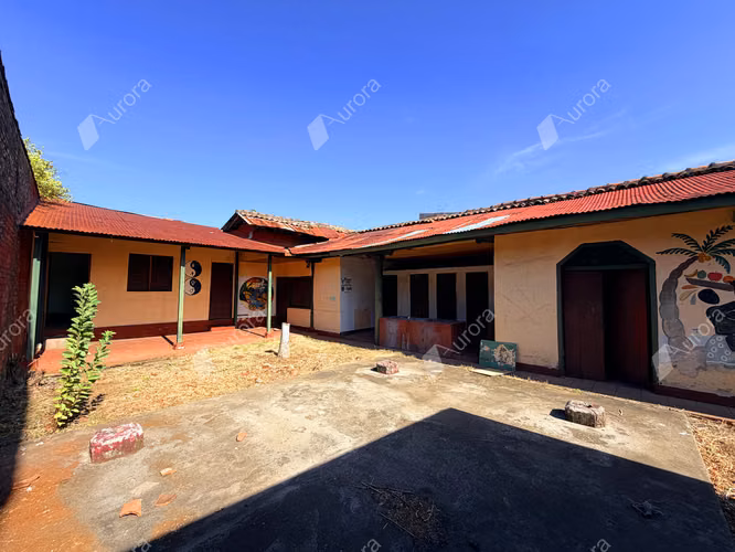 Prime Downtown Le n Property with Room for Your Next Big Venture - Imagen 3