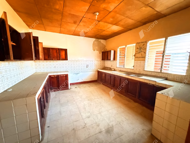 Prime Downtown Le n Property with Room for Your Next Big Venture - Imagen 5