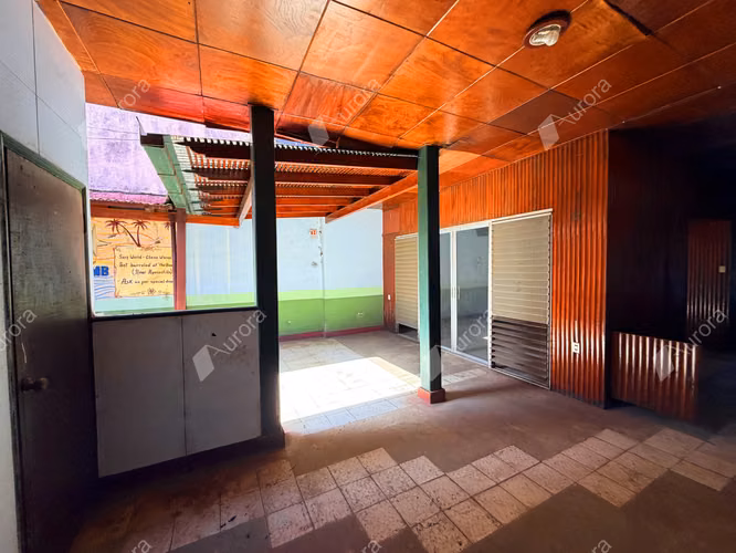 Prime Downtown Le n Property with Room for Your Next Big Venture - Imagen 9