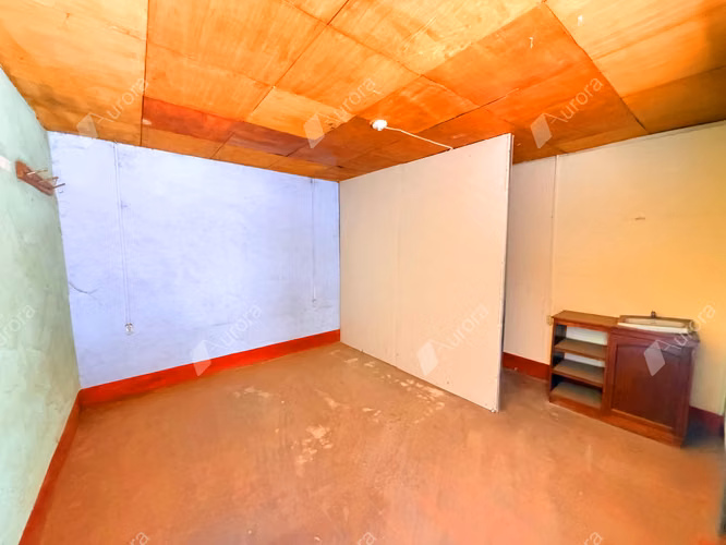 Prime Downtown Le n Property with Room for Your Next Big Venture - Imagen 14