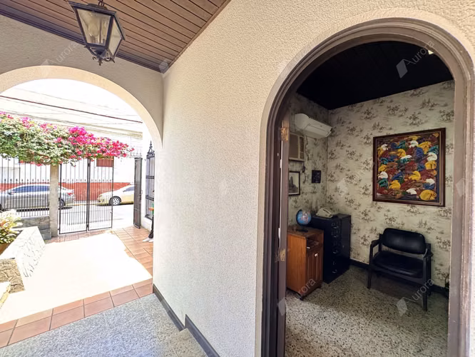 Versatile Investment Property in Downtown Le n   Ideal for Home or Business - Imagen 5