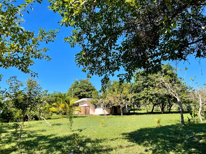 Beachfront, 6 acres titled property with small house. - Imagen 10
