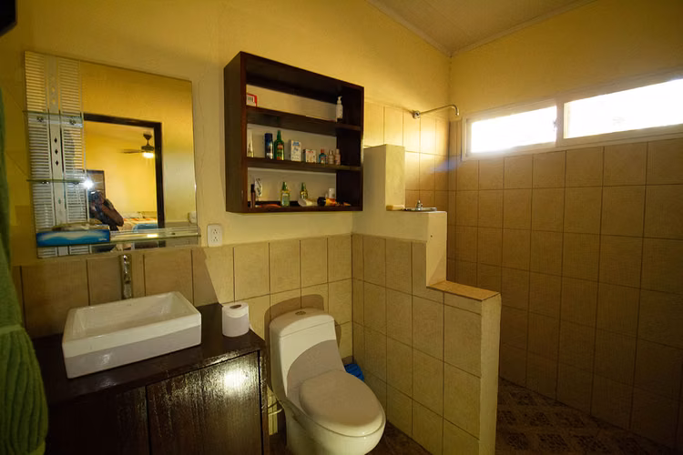 Beachfront, 6 acres titled property with small house. - Imagen 6
