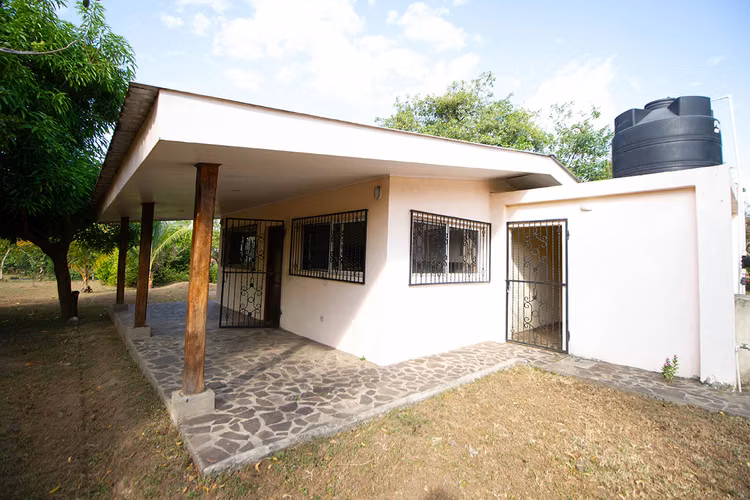 Beachfront, 6 acres titled property with small house. - Imagen 8