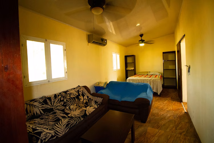 Beachfront, 6 acres titled property with small house. - Imagen 7