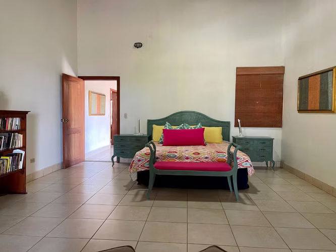 Spacious 4 bedroom beachfront hill property - Imagen 17