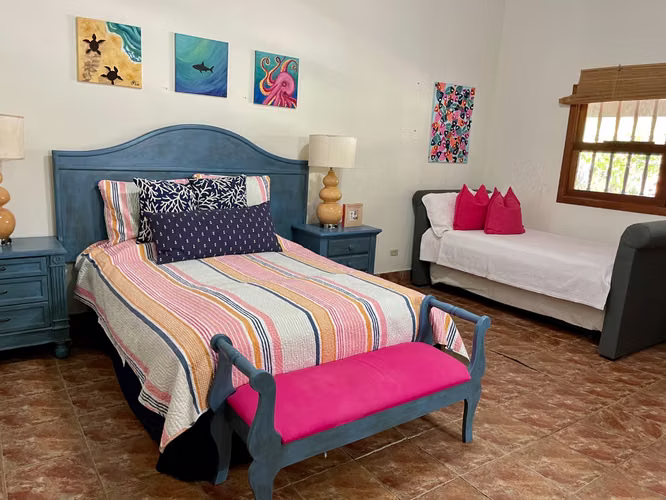 Spacious 4 bedroom beachfront hill property - Imagen 6