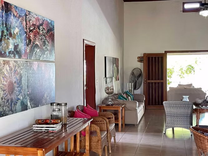 Spacious 4 bedroom beachfront hill property - Imagen 10