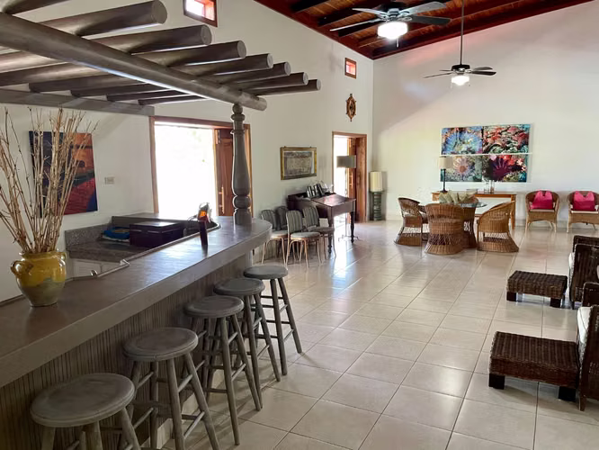 Spacious 4 bedroom beachfront hill property - Imagen 8