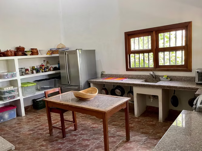 Spacious 4 bedroom beachfront hill property - Imagen 7