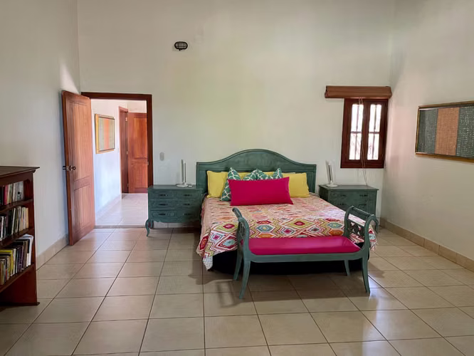 Spacious 4 bedroom beachfront hill property - Imagen 16