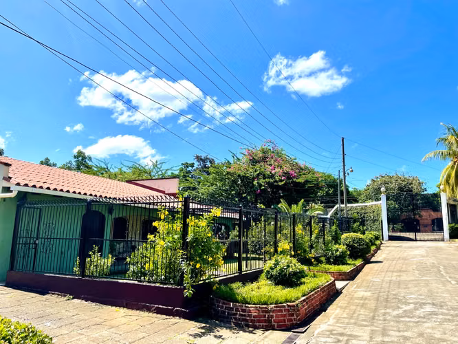 Beautiful family home within private residential development. - Imagen 9