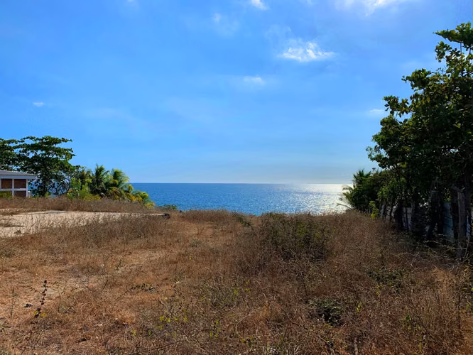 Dreamy beachfront property, amazing view from hilltop - Imagen 14