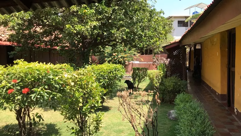 Al 2352 Large Colonial House or Hotel in Leon Center