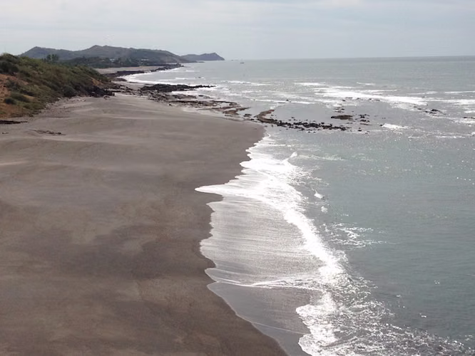 AL 1536 1 Kilometer of Elevated Beachfront - Imagen 4