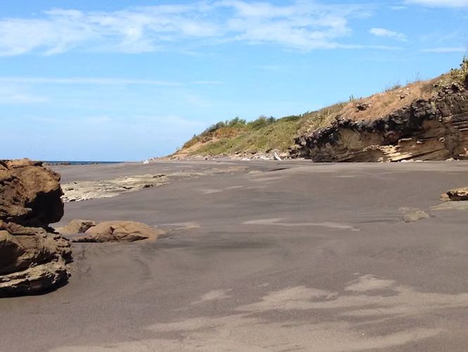 AL 1536 1 Kilometer of Elevated Beachfront - Imagen 3