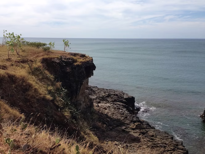 AL 1536 1 Kilometer of Elevated Beachfront - Imagen 5