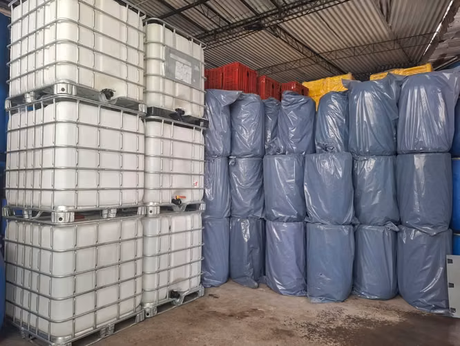 Estañones metálicos y plásticos nuevos
