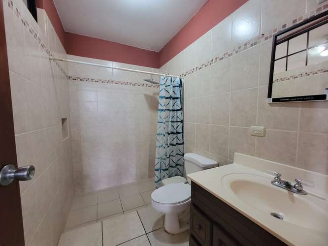 Casa semiamueblada en renta en Residencial Lomas del Valle, Managua – A/C en todas las habitaciones – US$ 1,200 negociab