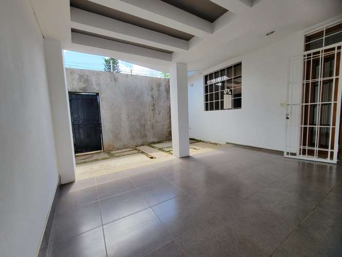Casa semiamueblada en renta en Residencial Lomas del Valle, Managua – A/C en todas las habitaciones – US$ 1,200 negociab