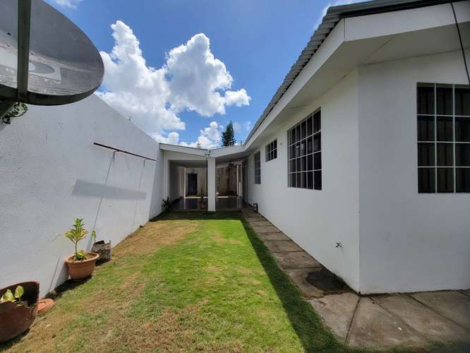 Casa semiamueblada en renta en Residencial Lomas del Valle, Managua – A/C en todas las habitaciones – US$ 1,200 negociab