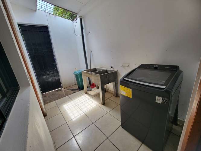 Casa semiamueblada en renta en Residencial Lomas del Valle, Managua – A/C en todas las habitaciones – US$ 1,200 negociab