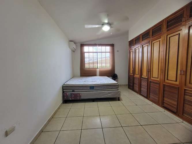 Casa semiamueblada en renta en Residencial Lomas del Valle, Managua – A/C en todas las habitaciones – US$ 1,200 negociab