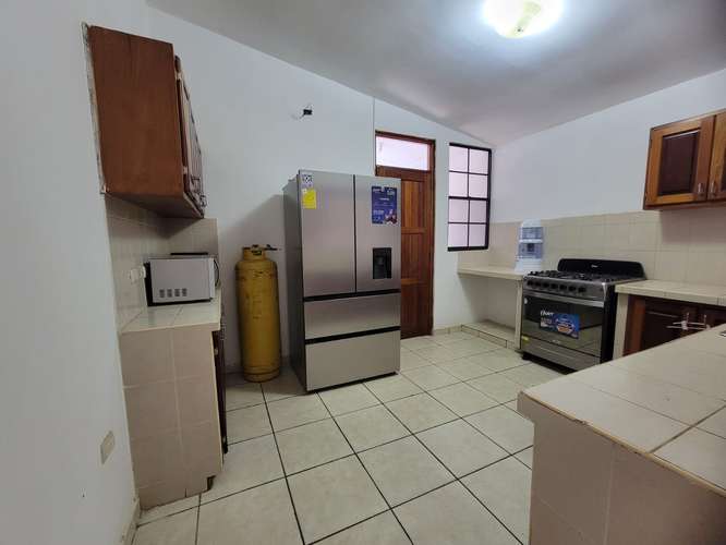 Casa semiamueblada en renta en Residencial Lomas del Valle, Managua – A/C en todas las habitaciones – US$ 1,200 negociab