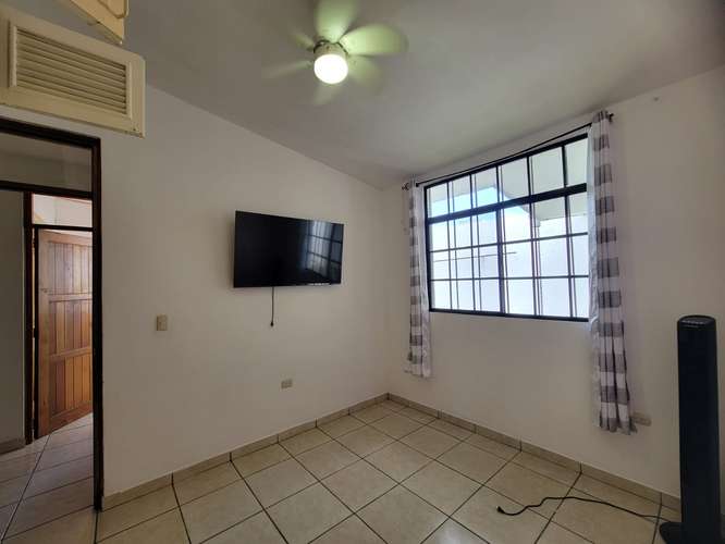 Casa semiamueblada en renta en Residencial Lomas del Valle, Managua – A/C en todas las habitaciones – US$ 1,200 negociab