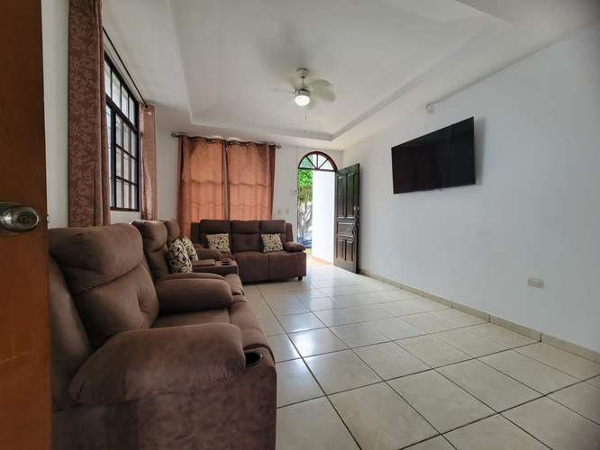 Casa semiamueblada en renta en Residencial Lomas del Valle, Managua – A/C en todas las habitaciones – US$ 1,200 negociab