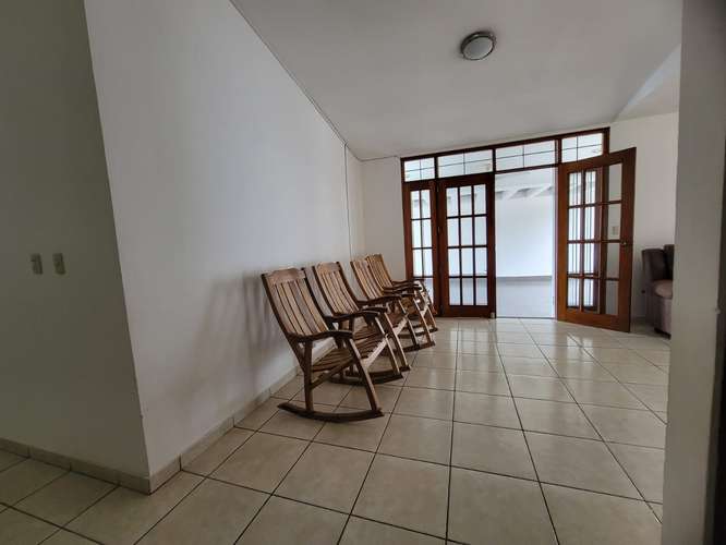 Casa semiamueblada en renta en Residencial Lomas del Valle, Managua – A/C en todas las habitaciones – US$ 1,200 negociab