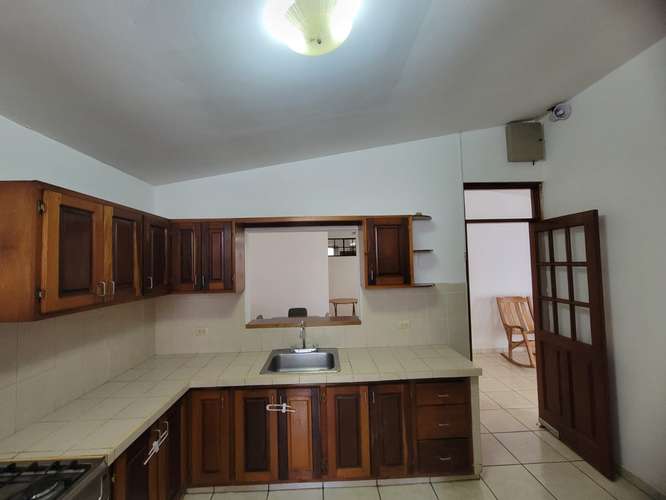Casa semiamueblada en renta en Residencial Lomas del Valle, Managua – A/C en todas las habitaciones – US$ 1,200 negociab