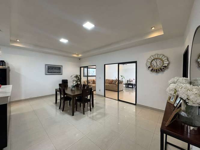 Se vende casa en condominio monte bello.