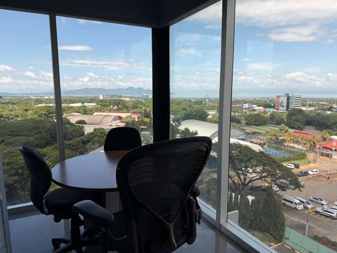  ¡Oficina Premium Amueblada en Alquiler en Edificio Kakau, Camino de Oriente! 