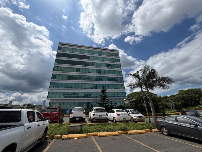  ¡Oficina Premium Amueblada en Alquiler en Edificio Kakau, Camino de Oriente! 