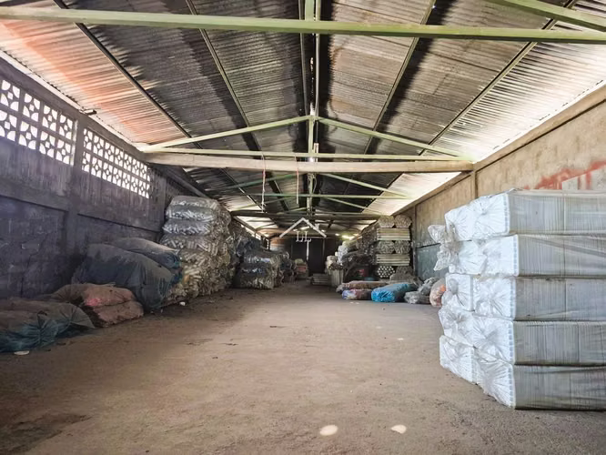 LL-¡Gran Oportunidad en el Corazón del Comercio! Se Renta Local/ Bodega de 390 m² en el Mercado Oriental - Imagen 1