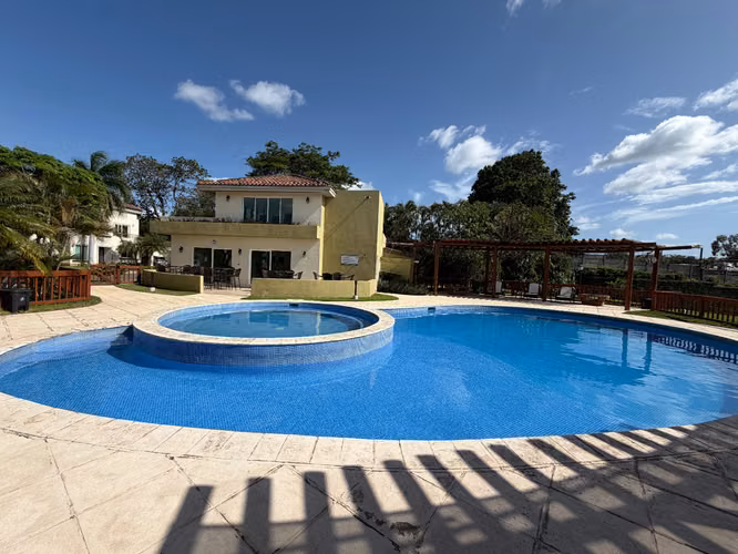  HERMOSA CASA AMUEBLADA EN RENTA – LAS COLINAS