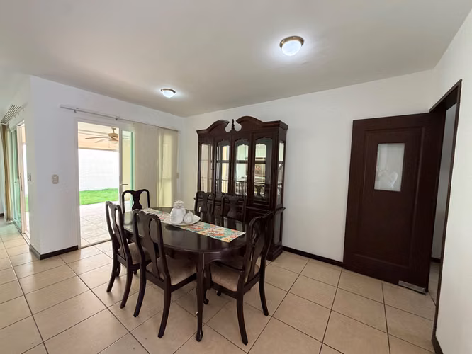  HERMOSA CASA AMUEBLADA EN RENTA – LAS COLINAS - Imagen 5